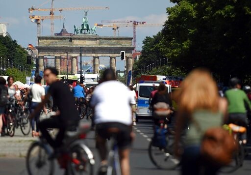 Berlin to Expand Bike Lines, Approves Self-driving Car Test