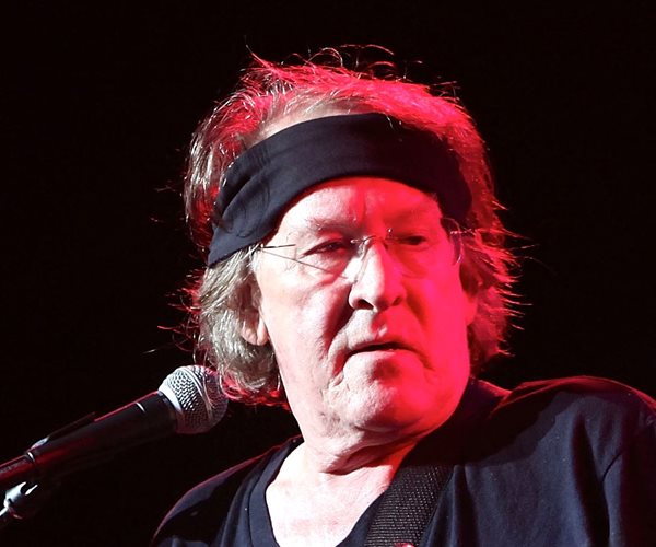 Paul Kantner, Jefferson Airplane Co-Founder, Dies at 74