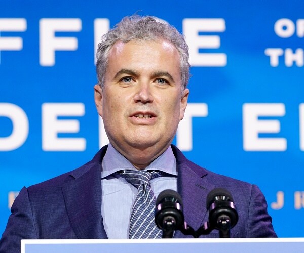 jeff zients speaks into mic