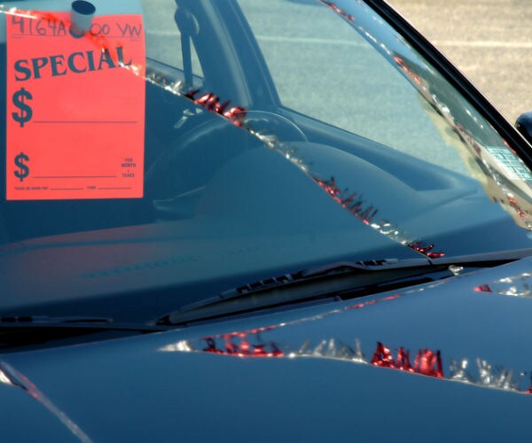 Retail Sales Fall Most in 6 Months as Consumers Avoid Car Lots