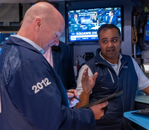 Nasdaq Ends Higher on Tech Strength; Dow Pulls Back