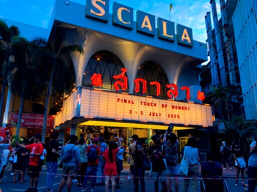 Thais Bid Addio to Theater Where They Fell in Love with Film