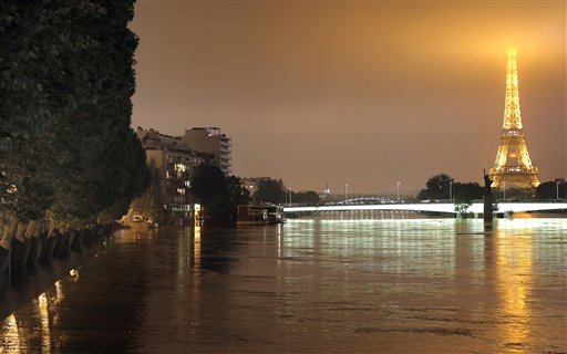 Death Toll in France Rises to 4 as Flooding Peaks in Paris