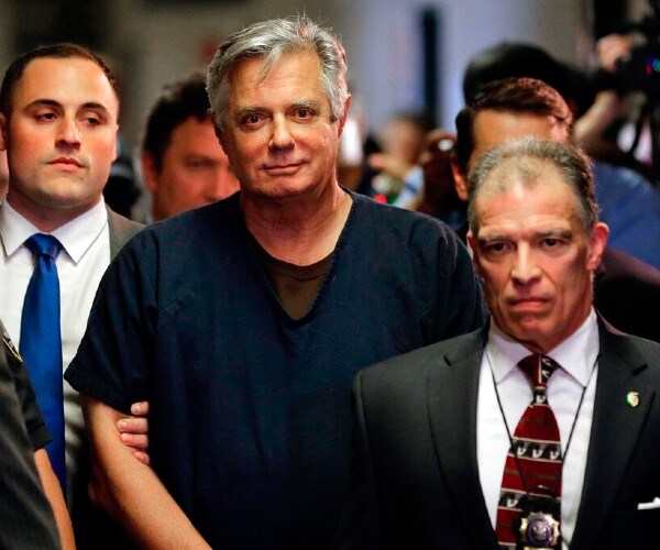 paul manafort is led out to court