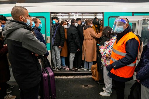 Paris Transport Strike Disrupts Subway, Trains to Suburbs