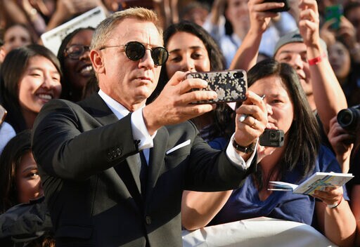 In Razor-sharp 'Knives Out,' Johnson Revives the Whodunit