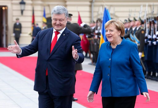 Merkel Visits Ukraine, Says Anti-Russian Sanctions Will Stay