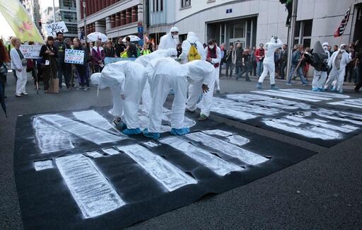 Thousands Protest Planned Trade Link-ups with US, Canada