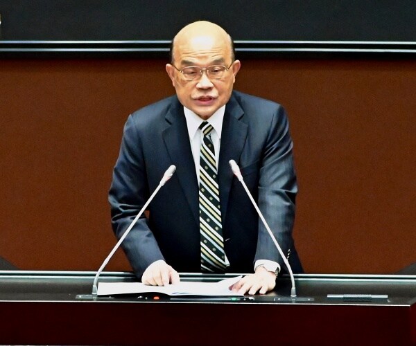 su tseng-chang speaks into a microphone