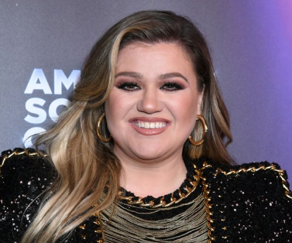 kelly clarkson attends a premiere