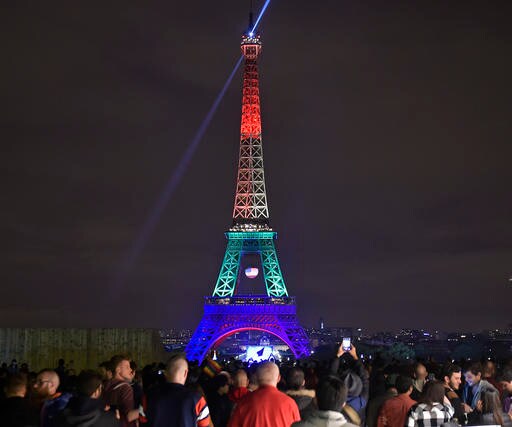 Police Come under Attack, Fire Tear Gas in Paris Protest