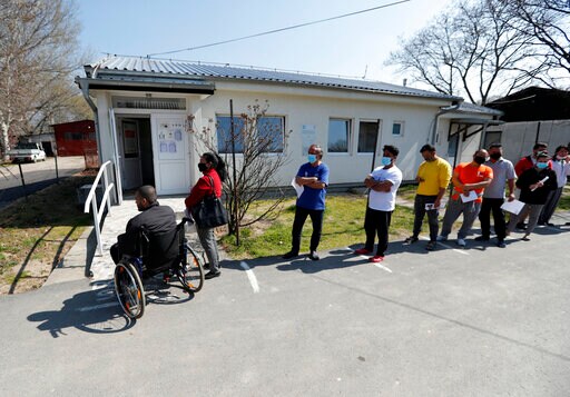 Serbia Vaccinates Migrants amid Surge in COVID-19 Cases