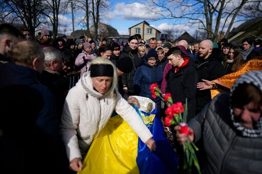 Zelenskyy Vows Not to Retreat from Ukrainian City of Bakhmut