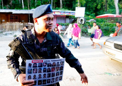 Philippine Forces Hit Militants; Civilians Wave White Flags