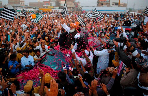 Large Anti-government Procession Heads to Pakistan's Capital