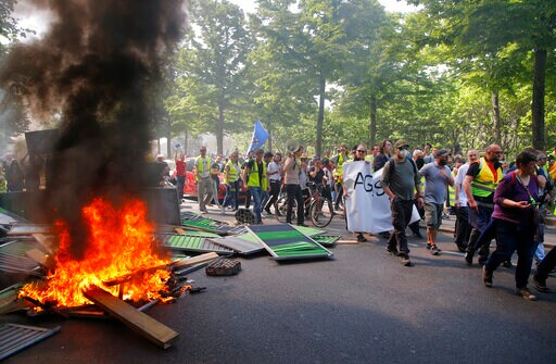 The Latest: Fires, Tear Gas amid Paris Yellow Vest Protests