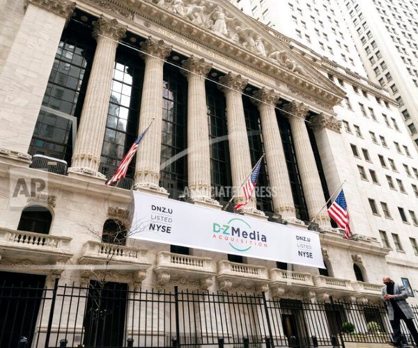 Wall Street Ends Lower, Weighed Down by Big Tech