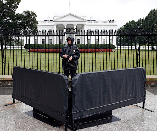 the secret services guards the gates of the white house in washington