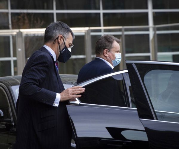 Britain, EU Tell Each Other to Give Way in 'Difficult' Trade Talks