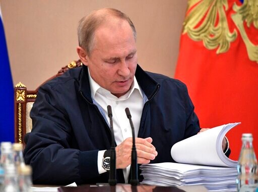 Putin Promises Social Spending Boost in Annual Call-in Show