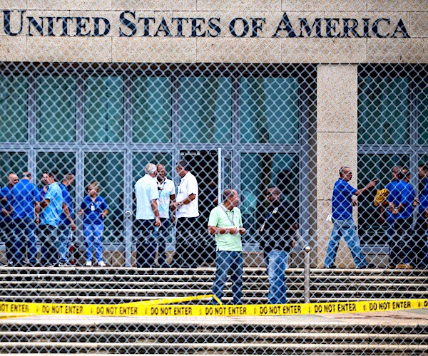 the united states embassy in havana, cuba is shown through a chain linked fence