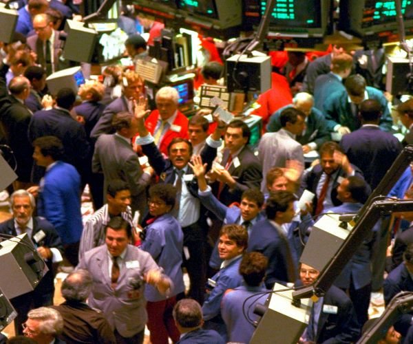 Wall Street Ends Lower as Fed Worries Outweigh Earnings