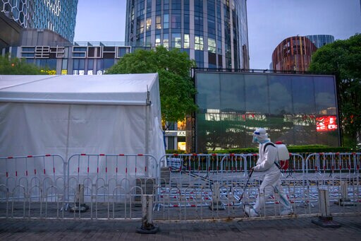 More Beijing Classes Go Online in Tightening of Virus Rules