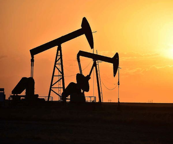 Oil Steady as Covid Return Casts Shadow Over Demand Outlook