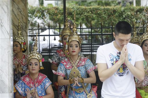 Thailand Marks Blast with Rites as Police Hunt for Suspects