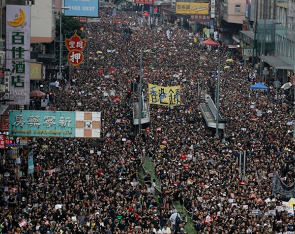 Hong Kong Leader Apologizes as Protesters Insist She Quit