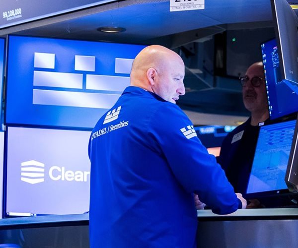 Wall Street Ends Mixed; Banks Rally on Upbeat Results