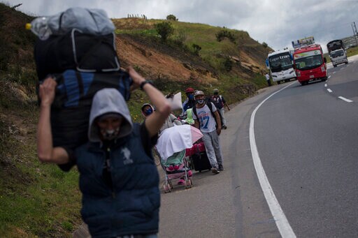 Venezuelans Once again Fleeing on Foot as Troubles Mount