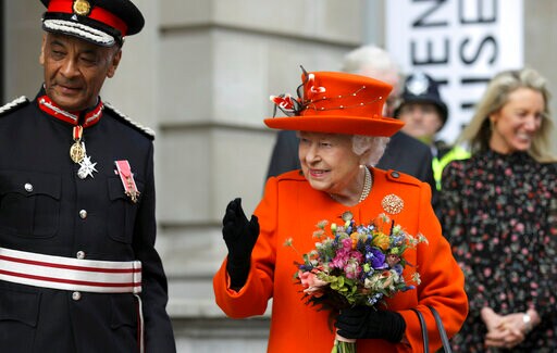 Insta-Monarch: Queen Elizabeth Makes First Instagram Post