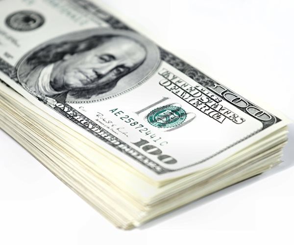 Dollar Under Pressure as Investors Await US Trade Deals 