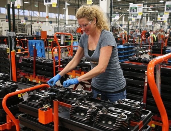 US Factories Grow at Slowest Pace in 2½ Years as Hiring Falls