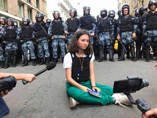Russian Protesters Aided by Digital Tools, Self-organizing