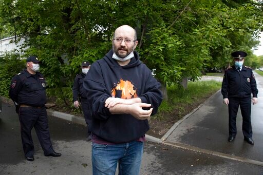 Russian Journalist Jailed for Violating Virus Ban Released