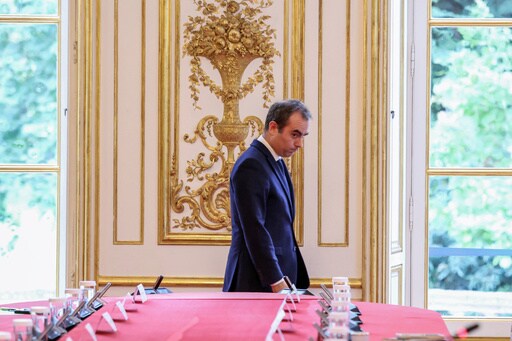 France's Political Crisis Drags on as PM Faces No-confidence Vote over Pension Reform