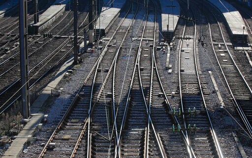 Talks to End Hobbling Walkouts Resume in Strike-bound France