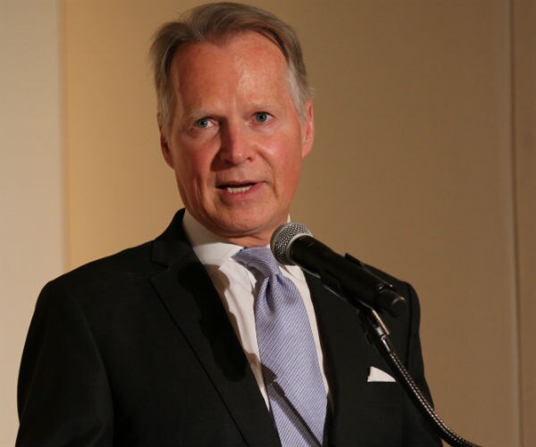 David Dreier speaks at a luncheon at the Wilshire Hotel in California