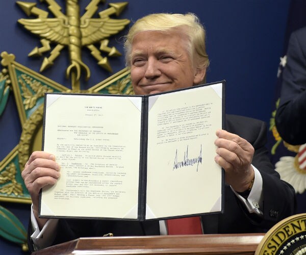 US Official Trump's Immigration Order Affects Green Card Holders