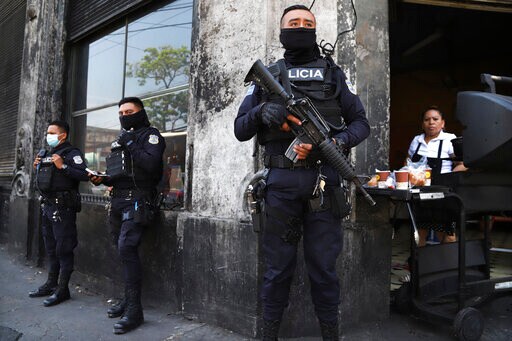 El Salvador Arrests 600 Gang Suspects, Cuts Food for Inmates