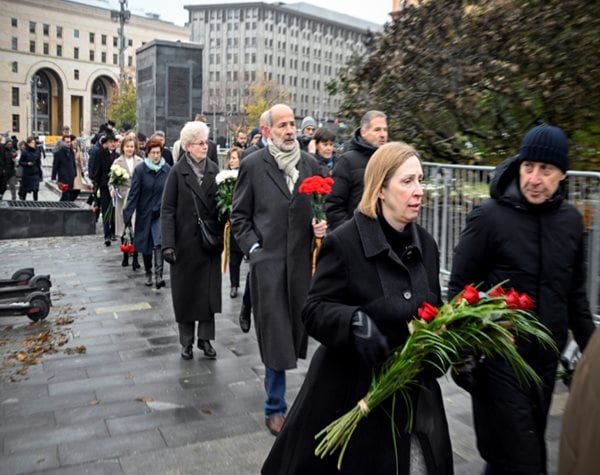 Russians Remember Stalin's Victims Amid Crackdown on Dissent 