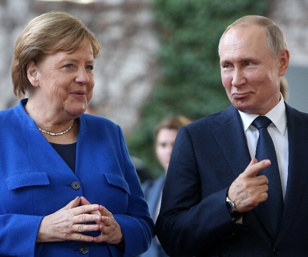 Putin Backs Term Limit Freeze Allowing Him to Stay in Office