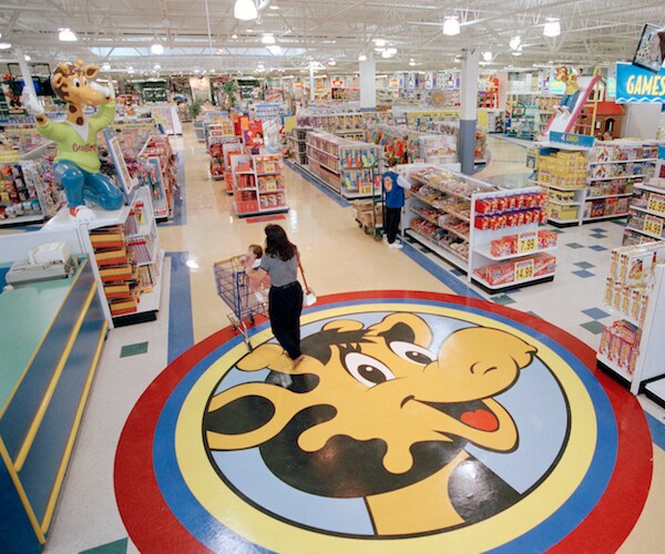 Geoffrey the Giraffe Statue Moved to NJ Children's Hospital