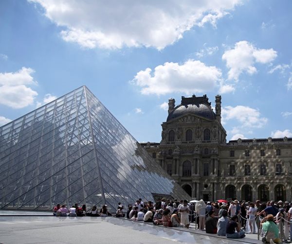Louvre Shuts Down, Sounding Alarm on Mass Tourism