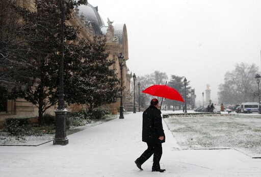 France on Alert for Snowfall, Eiffel Tower Closes