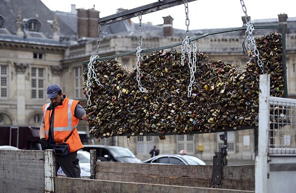 Paris Love Locks Removed: 700K Padlocks Equals Weight of 20 Elephants