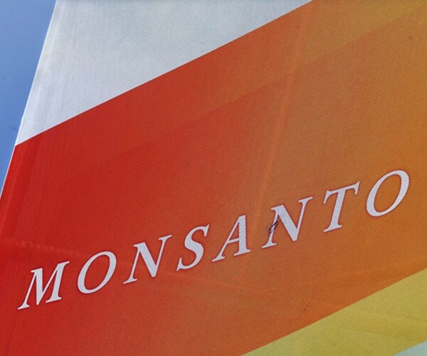 Monsanto Offers Cash to US Farmers Who Use Controversial Chemical