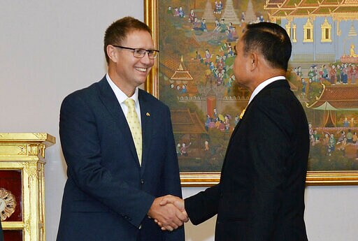 Aussie Doctors Bestowed Thai Royal Honors for Cave Rescue